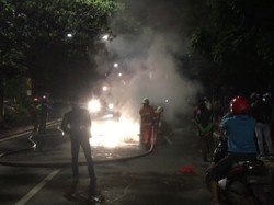 Video: Minibus Terbakar di Depan Stasiun Buaran