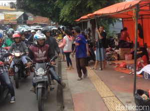 Banjir di Cililitan, Warga Mengungsi di Trotoar Jl Dewi Sartika