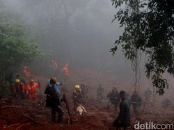 Pencarian Korban Longsor di Puncak Kembali Dilanjutkan