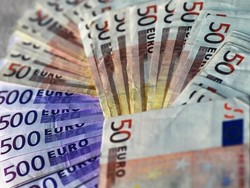 Bongkar Colokan di Dinding, Tukang Listrik Jerman Temukan 80.000 Euro