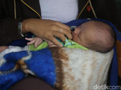 Foto: Umurnya Baru 10 Hari, Bayi Ini Hidup di Kolong Jembatan