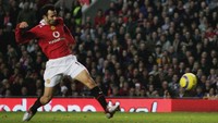 Ryan Giggs - langganan bikin gol dalam 21 musim berbeda Premier League. Foto: Laurence Griffiths/Getty Images