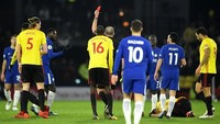 Chelsea sudah harus bermain dengan 10 orang sejak menit ke-30. Tiemoue Bakayoko diganjar kartu kuning kedua setelah melanggar Richarlison. (Michael Regan/Getty Images)