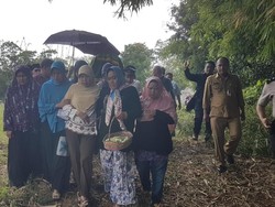 Ibunda Titip Mukena Putri Korban Longsor ke Musala Kantor