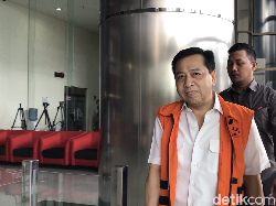 Kembali Jalani Pemeriksaan di KPK, Novanto Hanya Tebar Senyuman