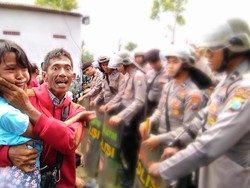 Eksekusi Lahan di Pulosari Diwarnai Teriakan dan Tangisan Warga