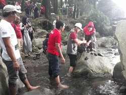 Puti Soekarno Ikut Main Seni Batu Bersusun di Sungai di Ngawi