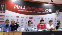 Mereka berembuk dan memberikan solusi terkait dua dari empat klub semifinalis, yakni Persija Jakarta dan Bali United yang juga dihadapkan jadwal yang padat karena kedua tim harus memenuhi kewajiban bermain di penyisihan Piala AFC 2018.  Foto: dok. Panpel Piala Presiden 2018