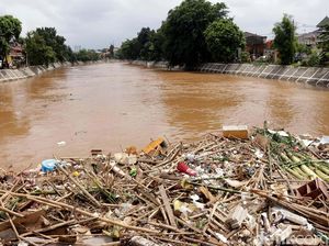 2.000 Ton Sampah Diangkut dari Ciliwung, dari Batang Pohon hingga Kulkas 2.000 Ton Sampah Diangkut dari Ciliwung, dari Batang Pohon hingga Kulkas