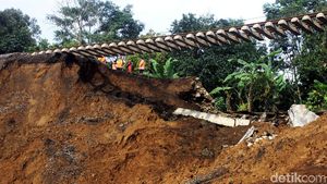 Rel KA Menggelantung Akibat Longsor di Cijeruk