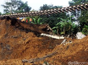 Rel KA Menggelantung Akibat Longsor di Cijeruk