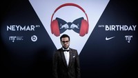 Dani Alves juga hadir di pesta ulangtahun Neymar tersebut. Mungkin dia mau joinan dengan Mbappe dan Verratti yang datang sendiri ke pesta itu. (Benjamin Cremel/Red Bull Content Pool)