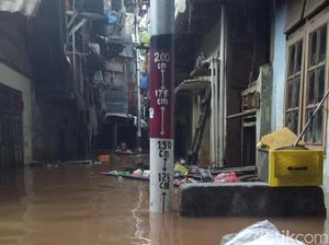 Banjir di Kampung Melayu Mulai Surut, Ketinggian Air Kini 120 Cm
