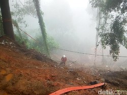 Aksi Berani Petugas Turun ke Jurang Cari Korban Longsor di Puncak