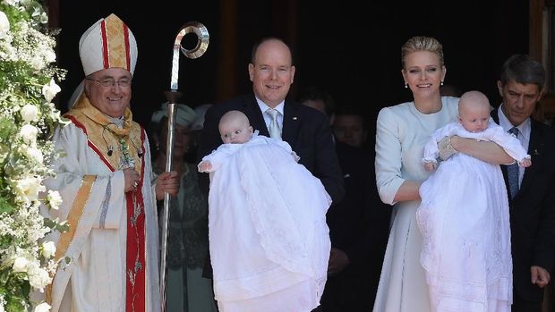MONACO - MAY 10:  Prince Albert II of Monaco, Princess Gabriella of Monaco, Prince Jacques of Monaco and Princess Charlene of Monaco attend The Baptism Of The Princely Children at The Monaco Cathedral on May 10, 2015 in Monaco, Monaco.  (Photo by Pascal Le Segretain/Getty Images)