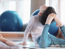 Keren! Bocah Ini Hasilkan Ratusan Juta Rupiah dari Mengajar Yoga