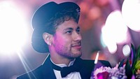 Senyum lebar Neymar di acara ultahnya. Bagaimana menurut Anda gaya Neymar? (Benjamin Cremel/Red Bull Content Pool)