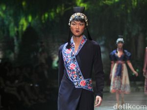 Imlek yang Tak Melulu Cheongsam di Koleksi Busana Terbaru Sebastian Gunawan