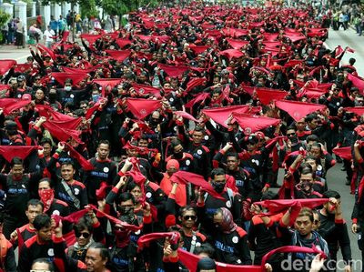 Suasana Massa Buruh Unjuk Rasa di Istana Negara