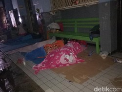 Pengungsi di SMPN 26 Kampung Melayu Keluhkan Listrik dan Air Bersih