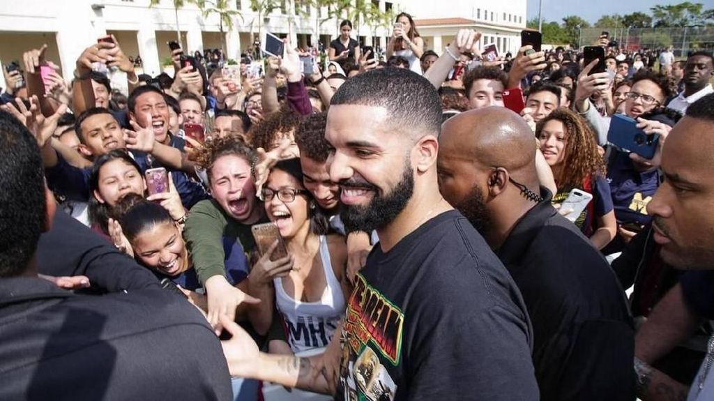 Teriakan Histeris Siswa yang Sekolahnya Dikunjungi Drake