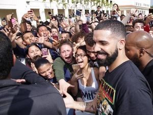 Teriakan Histeris Siswa yang Sekolahnya Dikunjungi Drake