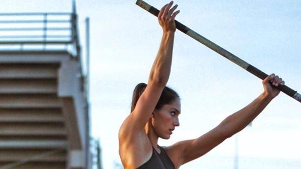 Foto: Liburannya Allison Stokke, Atlet Lompat Galah yang Cantik