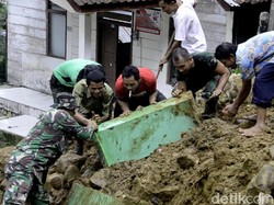 Diguyur Hujan Hujan Deras, Talut Sekolah di Pekalongan Ini Longsor