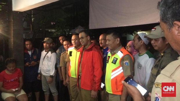 Pantau Banjir di Rawajati, Anies Minta Jajarannya Responsif