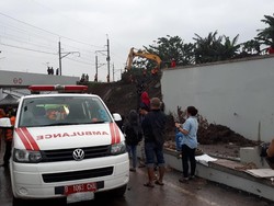 Korban Selamat Longsor Soetta Dipindahkan ke RS Mayapada Tangerang