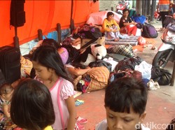 Mengungsi di Trotoar, Korban Banjir di Cililitan Berharap Bantuan