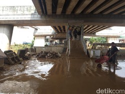 Onggokan Sampah Sisa Banjir di Rawajati Jaksel