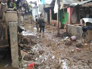 Banjir di Pejaten Timur Surut, Rumah dan Jalan Dipenuhi Lumpur Banjir di Pejaten Timur Surut, Rumah dan Jalan Dipenuhi Lumpur