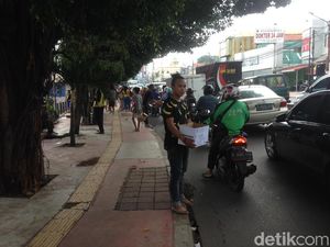 Ngungsi di Trotoar, Warga Cililitan Minta Sumbangan di Pinggir Jalan