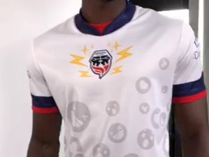 Jersey Bermotif Emoji untuk Generasi Milenial