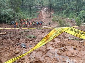 Ratusan Personel Masih Cari Korban Longsor di Riung Gunung Ratusan Personel Masih Cari Korban Longsor di Riung Gunung