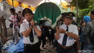 Suasana Haru Saat Jenazah Putri Korban Longsor Tiba di Rumah Duka