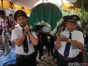 Suasana Haru Saat Jenazah Putri Korban Longsor Tiba di Rumah Duka