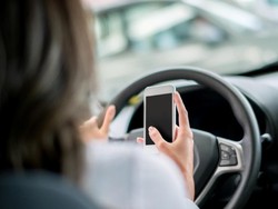 Prancis Larang Main Ponsel Saat Mengemudi, Sekalipun Menepi