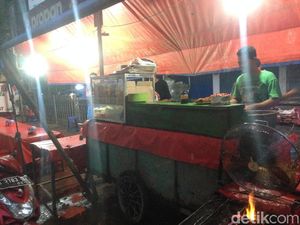Jualan Saat Banjir, ini Cara Matrai Masak dan Sajikan Pecel Lele