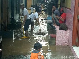 Banjir Kampung Melayu Berangsur Surut, Warga Mulai Bersih-bersih