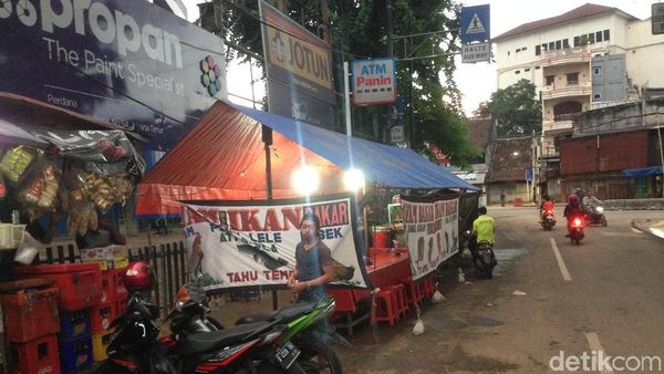 Ini Warung Pecel Lele yang Viral karena Tetap Buka Saat Banjir