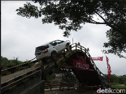 Jajal Ketangguhan Isuzu mu-X 4X4 di Medan Off-Road