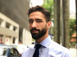 Pria Ganteng Hafidz Quran Asal Spanyol Ini Lagi Cari Jodoh, Siapa Berminat?