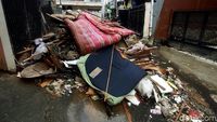 Potret Tumpukan Sampah Sisa Banjir di Cililitan