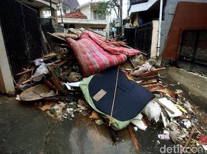 Potret Tumpukan Sampah Sisa Banjir di Cililitan Potret Tumpukan Sampah Sisa Banjir di Cililitan