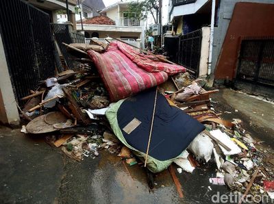 Potret Tumpukan Sampah Sisa Banjir di Cililitan