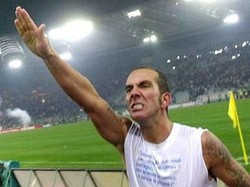 Paolo Di Canio pantas berada di posisi terdepan pada daftar pemain cadangan. Dia terang-terangan menyatakan dirinya seorang fasis pada tahun 2005, dan pernah juga melakukan salam fasis di depan pendukung Lazio. (Screenshots Youtube)