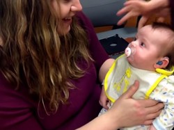 Lihat Ekspresi Bayi yang Bisa Dengar Suara Ibunya Pertama Kali Ini, Bun