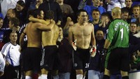 Dua kiper Chelsea, Petr Cech dan Carlo Cuddicini, tumbang saat melawan Reading di Liga Inggris pada musim kompetisi 2006/2007. Bek John Terry kemudian pindah peran menjadi kiper, dan bisa membantu The Blues menang 1-0. (Foto: Ben Radford/Getty Images)